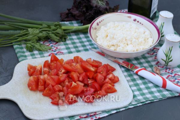 Салат с помидорами, творогом и чесноком