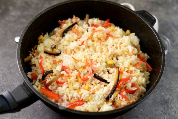 Нику тяхан (жареный рис с говядиной и овощами)