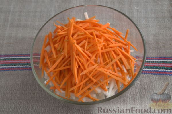 Салат с кольраби и морковью (по-корейски)