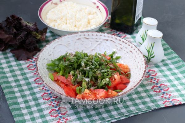 Салат с помидорами, творогом и чесноком