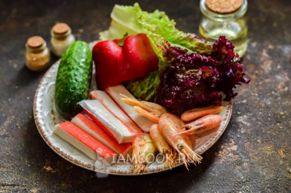Салат с крабовыми палочками креветками и болгарским перцем