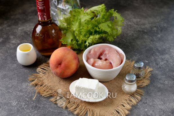 Салат с персиком и курицей