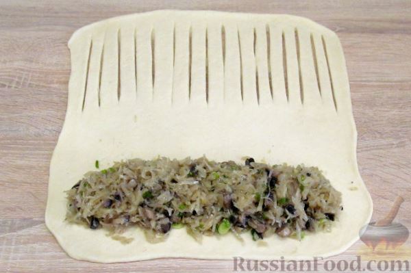 Калач "Подкова" с капустой и грибами