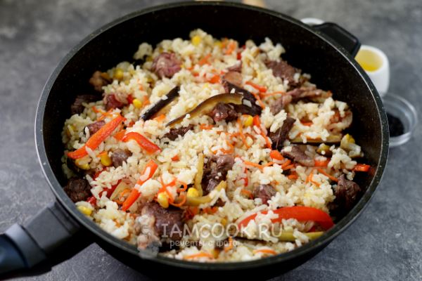 Нику тяхан (жареный рис с говядиной и овощами)