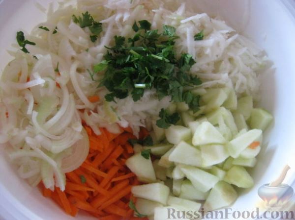 Салат из капусты кольраби с морковью и яблоками
